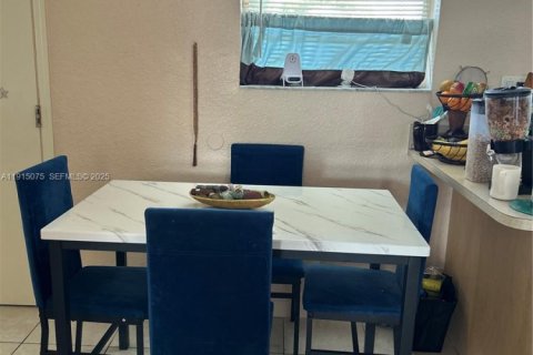 Condo in Hallandale Beach, Florida, 2 bedrooms  № 1970262 - photo 15