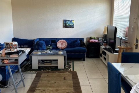 Condo in Hallandale Beach, Florida, 2 bedrooms  № 1970262 - photo 1