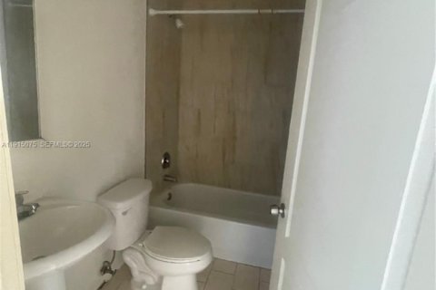 Condo in Hallandale Beach, Florida, 2 bedrooms  № 1970262 - photo 18