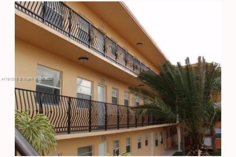 Condo in Hallandale Beach, Florida, 2 bedrooms  № 1970262 - photo 11