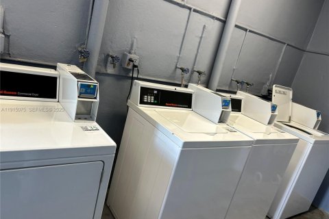 Condo in Hallandale Beach, Florida, 2 bedrooms  № 1970262 - photo 22