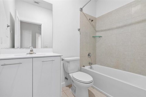 Townhouse in Miami, Florida 3 bedrooms, 157.47 sq.m. № 1726925 - photo 21