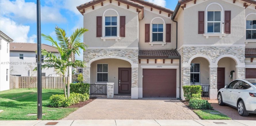 Townhouse in Miami, Florida 3 bedrooms, 157.47 sq.m. № 1726925