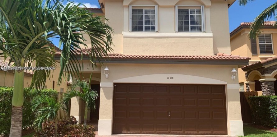 Casa en Doral, Florida 4 dormitorios, 217.48 m2 № 2009299