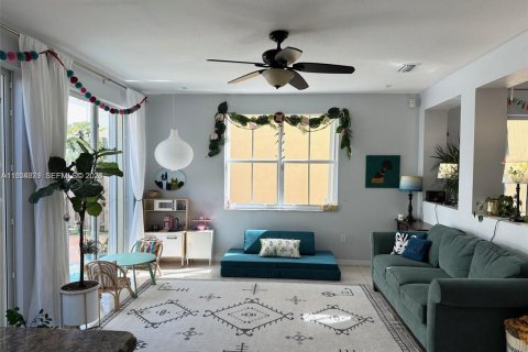 Casa en alquiler en Doral, Florida, 4 dormitorios, 217.48 m2 № 2009299 - foto 4