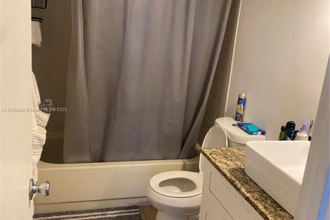 Condo in Oakland Park, Florida, 2 bedrooms  № 1706669 - photo 7