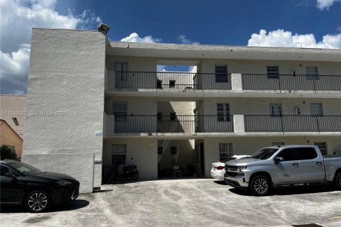 Снять в аренду квартиру в Майами, Флорида 2 спальни, 1138.24м2, № 2005390 - фото 2