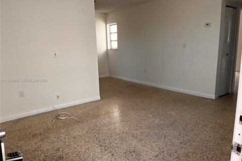 Снять в аренду квартиру в Майами, Флорида 2 спальни, 1138.24м2, № 2005390 - фото 6