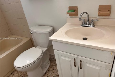 Снять в аренду квартиру в Майами, Флорида 2 спальни, 1138.24м2, № 2005390 - фото 12