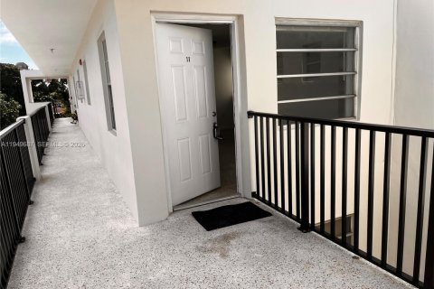 Снять в аренду квартиру в Майами, Флорида 2 спальни, 1138.24м2, № 2005390 - фото 3