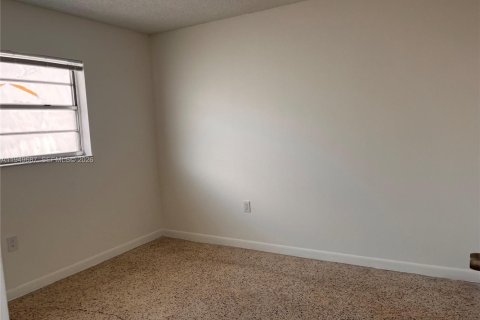 Снять в аренду квартиру в Майами, Флорида 2 спальни, 1138.24м2, № 2005390 - фото 16