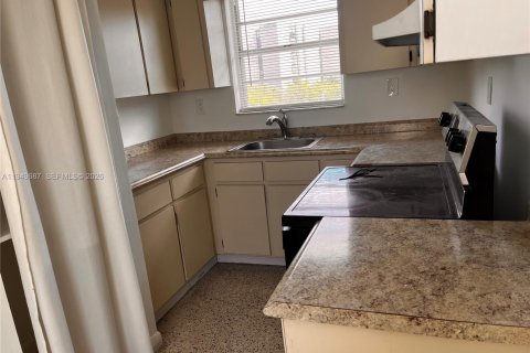 Снять в аренду квартиру в Майами, Флорида 2 спальни, 1138.24м2, № 2005390 - фото 9