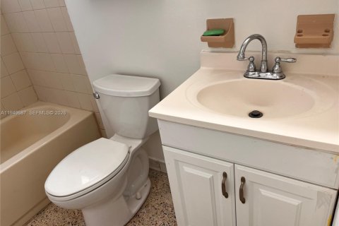 Снять в аренду квартиру в Майами, Флорида 2 спальни, 1138.24м2, № 2005390 - фото 13