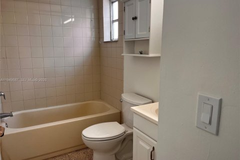 Снять в аренду квартиру в Майами, Флорида 2 спальни, 1138.24м2, № 2005390 - фото 11