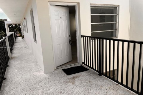 Снять в аренду квартиру в Майами, Флорида 2 спальни, 1138.24м2, № 2005390 - фото 4