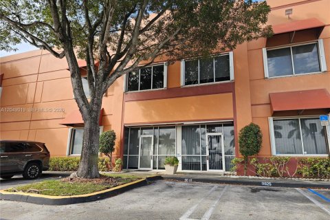Commercial property in Doral, Florida № 2246399
