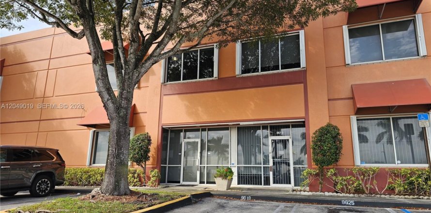 Commercial property in Doral, Florida № 2246399