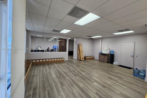Commercial property in Doral, Florida № 2246399 - photo 5