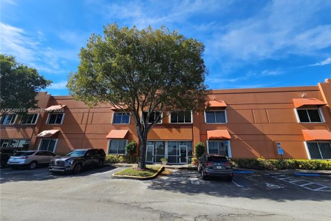 Commercial property in Doral, Florida № 2246399 - photo 9