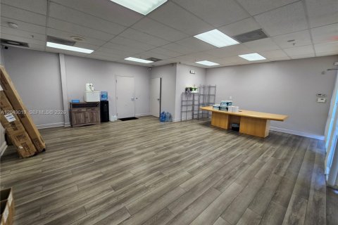 Commercial property in Doral, Florida № 2246399 - photo 3