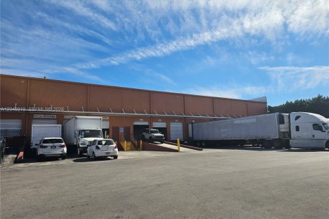 Commercial property in Doral, Florida № 2246399 - photo 2