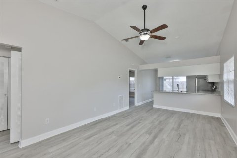 Townhouse in Brandon, Florida 3 bedrooms, 102.19 sq.m. № 2204507 - photo 3