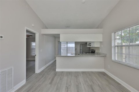 Townhouse in Brandon, Florida 3 bedrooms, 102.19 sq.m. № 2204507 - photo 5