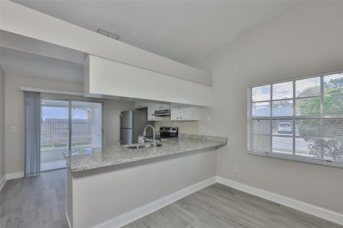 Townhouse in Brandon, Florida 3 bedrooms, 102.19 sq.m. № 2204507 - photo 6