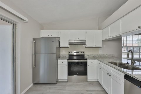 Townhouse in Brandon, Florida 3 bedrooms, 102.19 sq.m. № 2204507 - photo 9