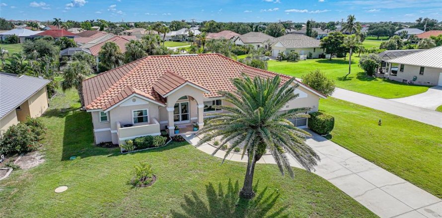 House in Placida, Florida 2 bedrooms, 186.64 sq.m. № 1904865
