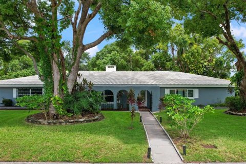 House in Clearwater, Florida 3 bedrooms, 224.73 sq.m. № 2368729