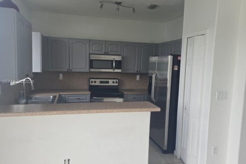 Touwnhouse à louer à Homestead, Floride: 3 chambres, 120.96 m2 № 2048569 - photo 4