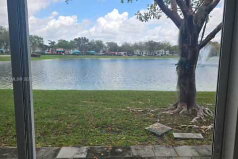 Touwnhouse à louer à Homestead, Floride: 3 chambres, 120.96 m2 № 2048569 - photo 3