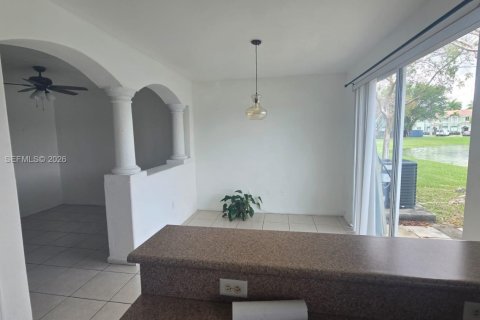 Touwnhouse à louer à Homestead, Floride: 3 chambres, 120.96 m2 № 2048569 - photo 6