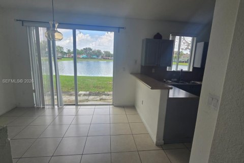 Touwnhouse à louer à Homestead, Floride: 3 chambres, 120.96 m2 № 2048569 - photo 2