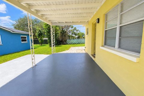 Villa ou maison à louer à Winter Haven, Floride: 3 chambres, 115.38 m2 № 2148061 - photo 9