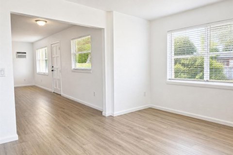 Villa ou maison à louer à Winter Haven, Floride: 3 chambres, 115.38 m2 № 2148061 - photo 2