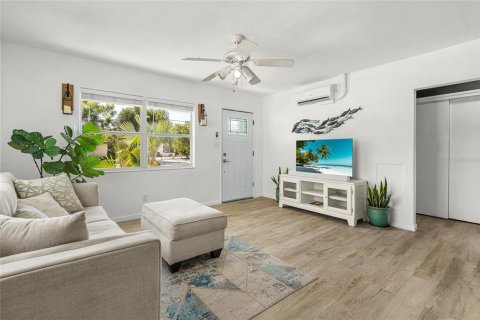 Villa ou maison à vendre à Sarasota, Floride: 2 chambres, 104.05 m2 № 2350395 - photo 8