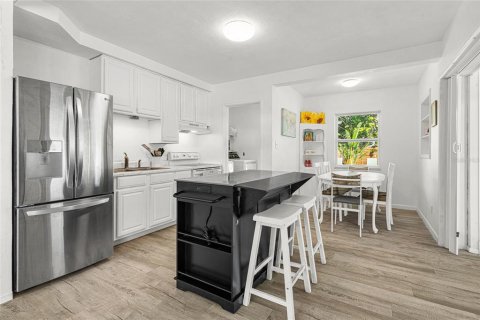 Villa ou maison à vendre à Sarasota, Floride: 2 chambres, 104.05 m2 № 2350395 - photo 9