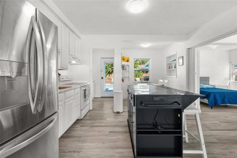 Villa ou maison à vendre à Sarasota, Floride: 2 chambres, 104.05 m2 № 2350395 - photo 11