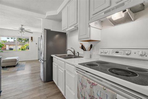 Villa ou maison à vendre à Sarasota, Floride: 2 chambres, 104.05 m2 № 2350395 - photo 10