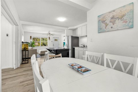 Villa ou maison à vendre à Sarasota, Floride: 2 chambres, 104.05 m2 № 2350395 - photo 5