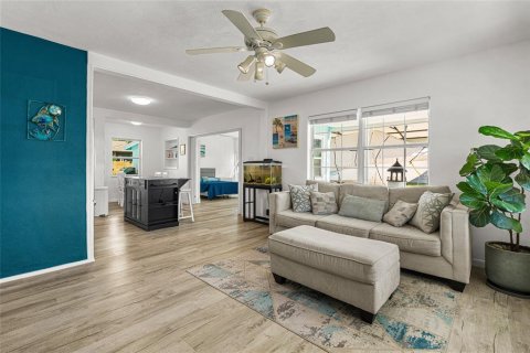 Villa ou maison à vendre à Sarasota, Floride: 2 chambres, 104.05 m2 № 2350395 - photo 4