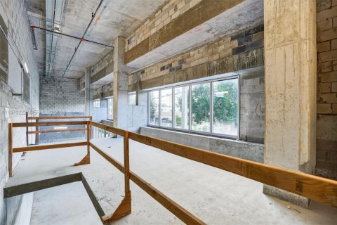 Propiedad comercial en venta en Miami, Florida № 2031034 - foto 11