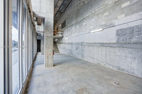 Propiedad comercial en venta en Miami, Florida № 2031034 - foto 9