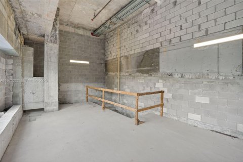 Propiedad comercial en venta en Miami, Florida № 2031034 - foto 13