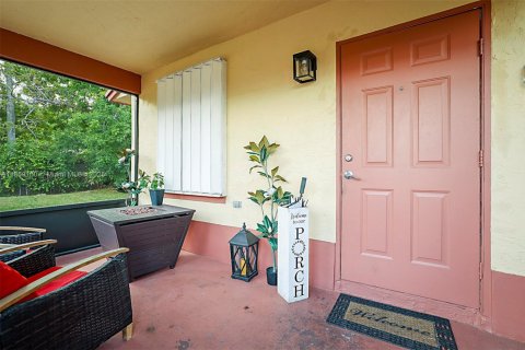 House in Miami, Florida 3 bedrooms, 104.52 sq.m. № 1890748 - photo 17