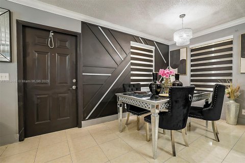 House in Miami, Florida 3 bedrooms, 104.52 sq.m. № 1890748 - photo 6