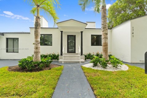 Casa en venta en Miami, Florida, 4 dormitorios, 187.94 m2 № 1923480 - foto 1