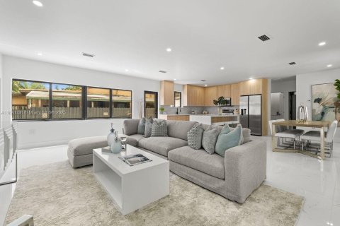 Casa en venta en Miami, Florida, 4 dormitorios, 187.94 m2 № 1923480 - foto 5
